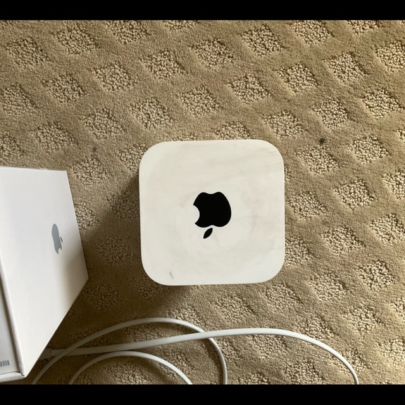 Apple AirPort Extreme Wifi Router, excellent condition, original box, cord - Picture 4 of 7